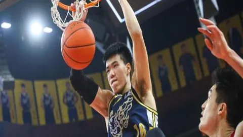 杰伦-格林半场表现平平：三分球7中2仅得12分，篮板助攻各2次。